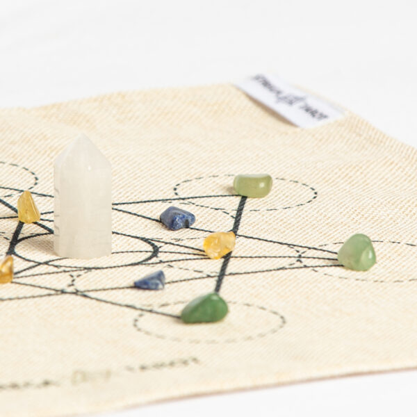 Crystal Grid con diseño de la Flor de la Vida y cristales seleccionados para amplificar intenciones y energía.
