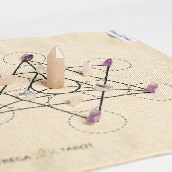 Crystal Grid con diseño de la Flor de la Vida y cristales seleccionados para amplificar intenciones y energía.