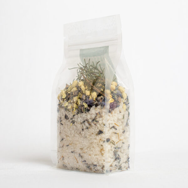 Ingredientes de la Sal de Limpieza Energética Sleeping Beauty: lavanda, cuarzo ahumado, amatista, romero y manzanilla.