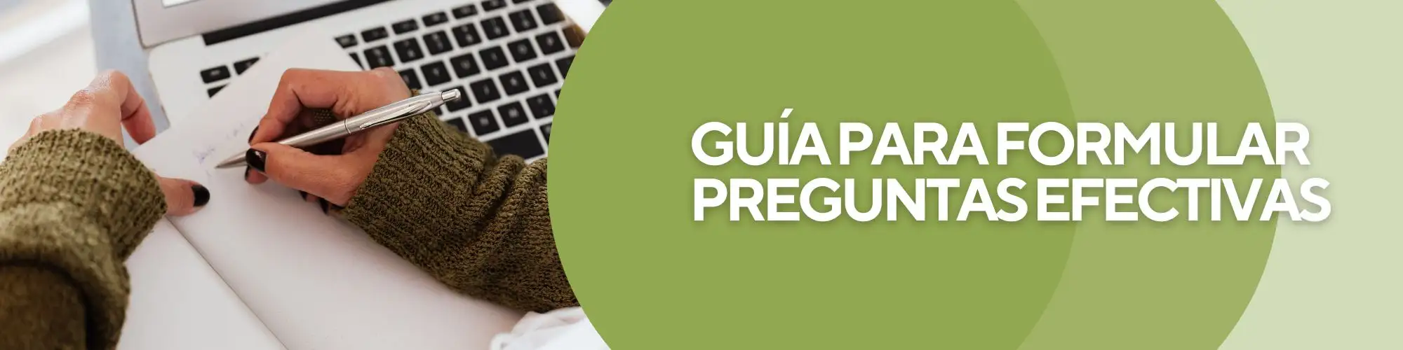 Persona escribiendo preguntas en un cuaderno mientras se prepara para una lectura de tarot online.